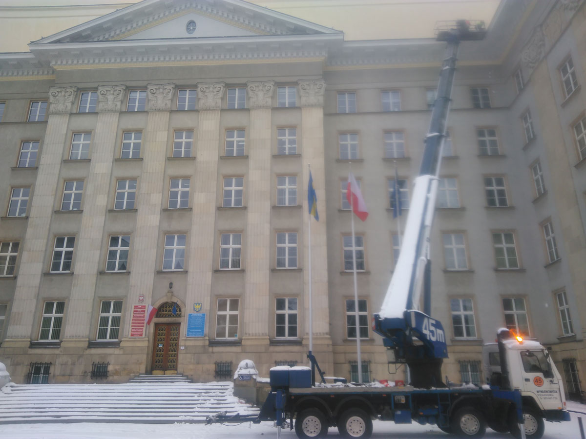 Usuwanie zalegającego śniegu w Katowicach
